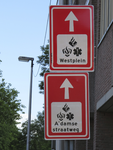 907274 Afbeelding van twee tijdelijke richtingborden voor de politie, aan de achterzijde van het Hoofdbureau van ...